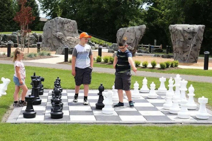 25-giant-chess-pieces-14159058927703_grande